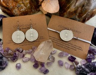 Cosmo Energy – šperk, který pozvedá tvé bytí na vyšší frekvence. ✨ Tento set z chirurgické oceli není jen symbolem...