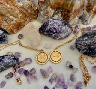 ✨ Love & Light ✨ Harmonizuj svou energii s tímto nádherným náhrdelníkem z kolekce Daniela Dione. Oboustranný medailon se...