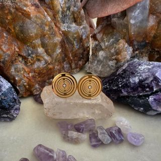 Zářivá energie v každém okamžiku ✨ Tyto zlaté peckové náušnice Cosmo Energy se zirkonem nejsou jen o kráse, ale i o síle,...