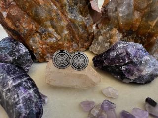 ✨ Jemná elegance s nádechem energie! ✨ Tyhle energetické pecky se zirkonem ve stříbrném provedení nejsou jen krásným...