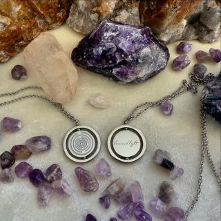 Magie pohybu a energie ✨ Tento oboustranný rotující medailon Cosmo Energy Silver se zirkonem v sobě nese hluboký záměr. Na...