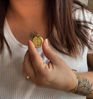 Nádherný šperk s posláním ✨ Tento Cosmo Energy náhrdelník se zirkonem nejen zdobí, ale také dodává vysokovibrační sílu....